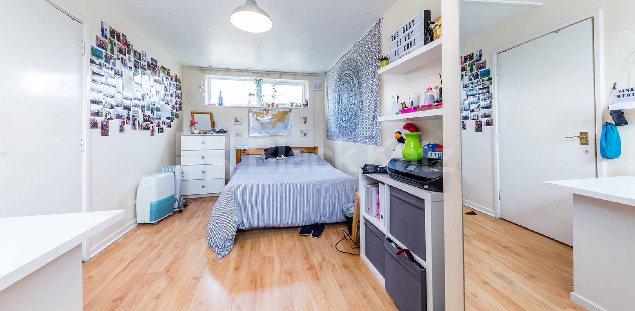 Four double bedrooms large lounge modern kitchen - mins to tube & shops. Williamson Street, Holloway